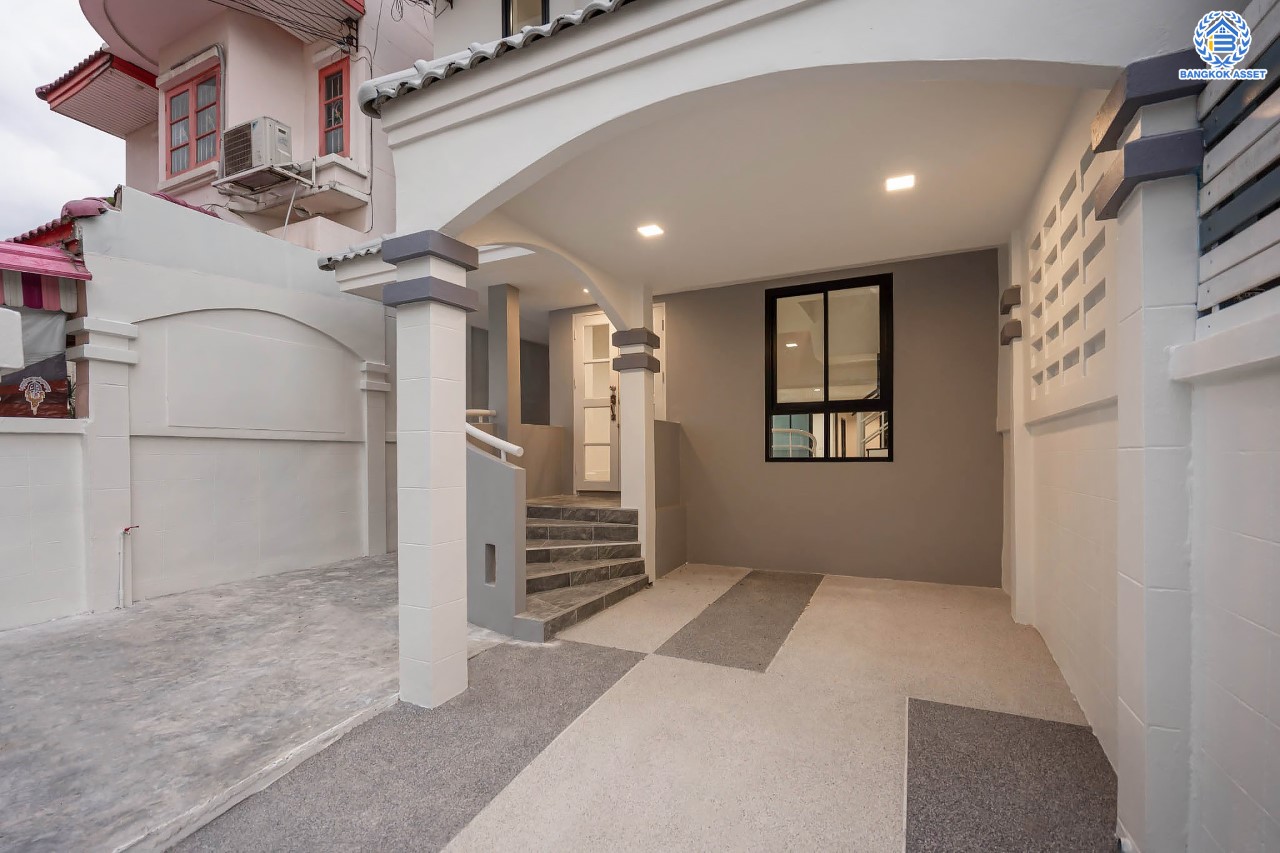 บ้านมือสองตกแต่งใหม่ ม.เศรณี ดอนเมือง-สรงประภา เนื้อที่ 27.7 ตร.ว. ฟังก์ชันจัดเต็ม 4 ห้องนอน 3 ห้องน้ำ จอดรถได้ 1 คัน ตอบโจทย์ครอบครัวใหญ่ มีความเป็นส่วนตัว เดินทางเข้าสู่ใจกลางเมืองได้อย่างสะดวกสบาย ใกล้สนามบินดอนเมือง และทางด่วนศรีสมาน...